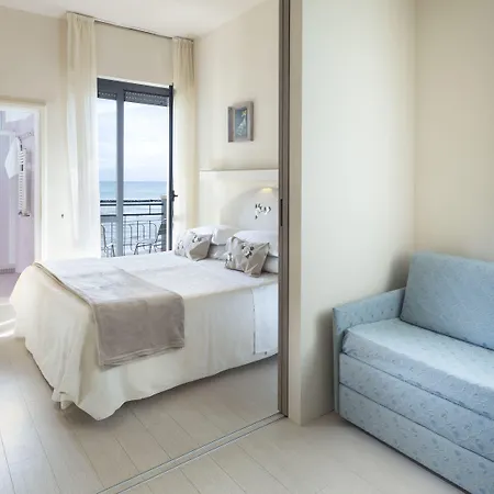 Hotel Strand فندق بيلاريا-إيجيا مارينا